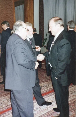 Ciosek (left) and the Polish foreign minister, Bronisław Geremek (center) with Gennadyi Zyuganov (right), the leader of the Russian Communist Party